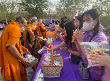 พิธีทำบุญตักบาตร เนื่องในโอกาสวันคล้ายวันพระราชสมภพ ... พารามิเตอร์รูปภาพ 4
