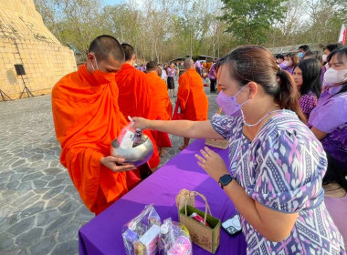 พิธีทำบุญตักบาตร เนื่องในโอกาสวันคล้ายวันพระราชสมภพ ... พารามิเตอร์รูปภาพ 1