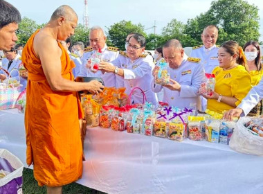 กิจกรรมพิธีทำบุญตักบาตรพระสงฆ์พร้อมลงนามถวายพระพรเนื่องในวันเฉลิมพระชนมพรรษา พระบาทสมเด็จพระปรเมนทรรามาธิบดีศรีสินทรมหาวชิราลงกรณ พระวชิรเกล้าเจ้าอยู่หัว ... พารามิเตอร์รูปภาพ 2