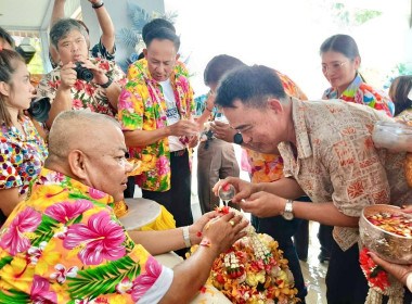 ร่วมพิธีรดน้ำขอพรจากผู้ว่าราชการจังหวัดปราจีนบุรี ... พารามิเตอร์รูปภาพ 1