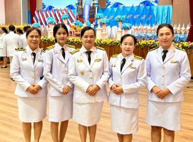 เข้าร่วมพิธีถวายเครื่องราชสักการะและวางพานพุ่ม ... พารามิเตอร์รูปภาพ 2
