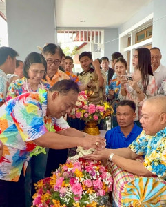 ร่วมพิธีรดน้ำขอพรจากผู้ว่าราชการจังหวัดปราจีนบุรี ... พารามิเตอร์รูปภาพ 1